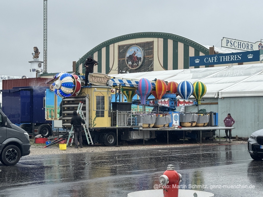 Aufbau Oktoberfest 2025, Tag 73 - Mittwoch - Wiesn-Neuheit Montgolfiere (&copy;Foto: Martin Schmitz)